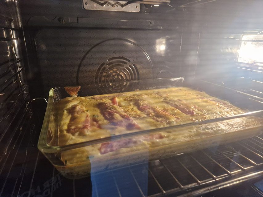De ovenschotel gaat nu voor ongeveer 25 minuten in een voorverwarmde oven op 200°.