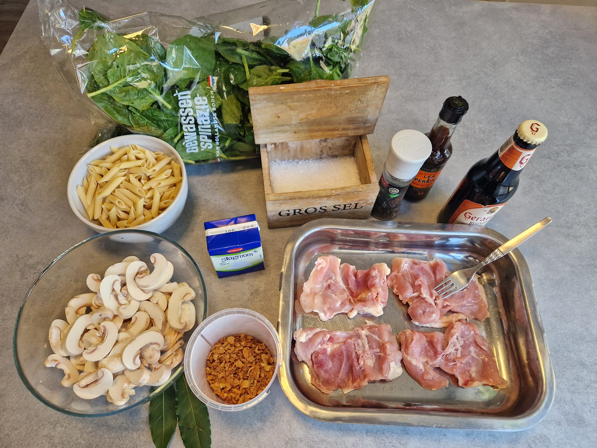 Ingrediënten voor 2 personen Kip, champignons en slagroom uit de oven