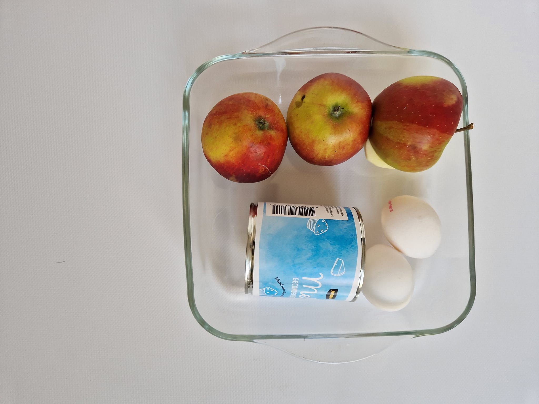 Ingrediënten voor 4 personen Een toetje van appel met 3 ingrediënten
