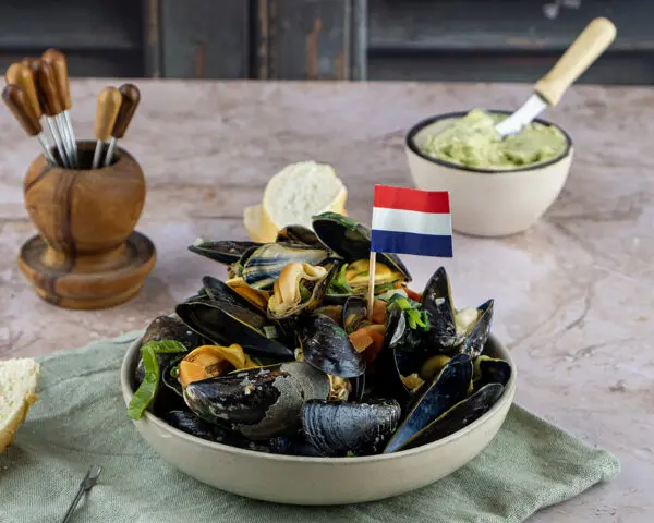Ingrediënten voor 2 personen Mosselen bereidt op Tongelrese wijze