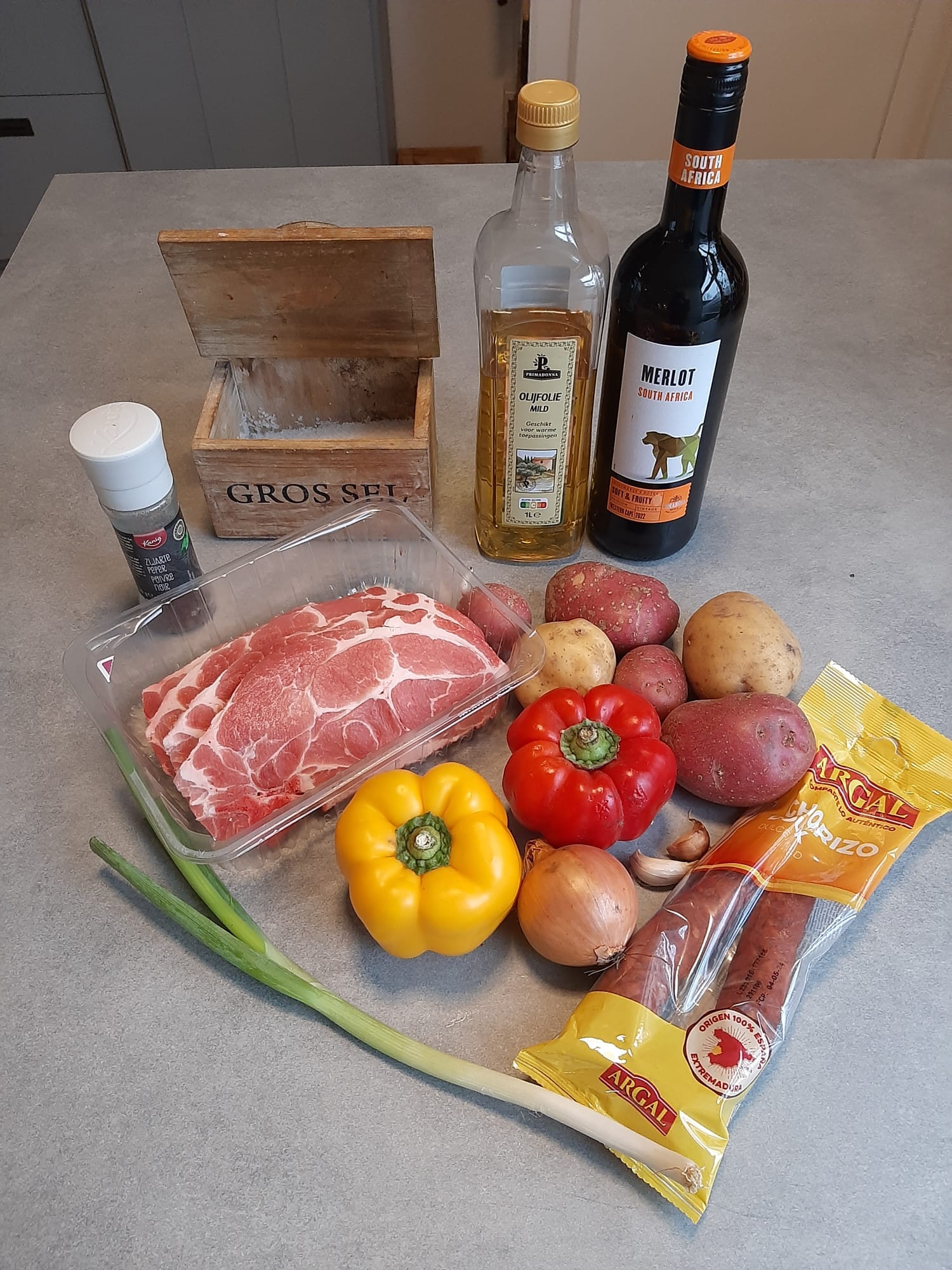 Ingrediënten voor 3 personen Schouderkarbonade gestoofd in rode wijn