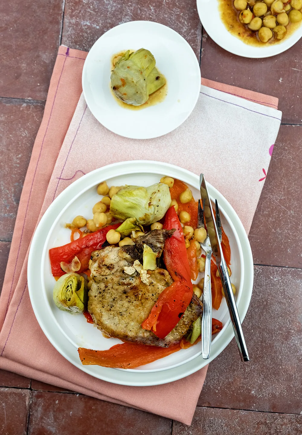 Ribkarbonades met puntpaprika's en artisjokken