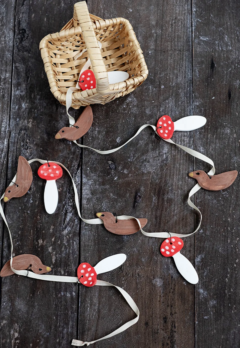 Diy slinger van kleifiguurtjes