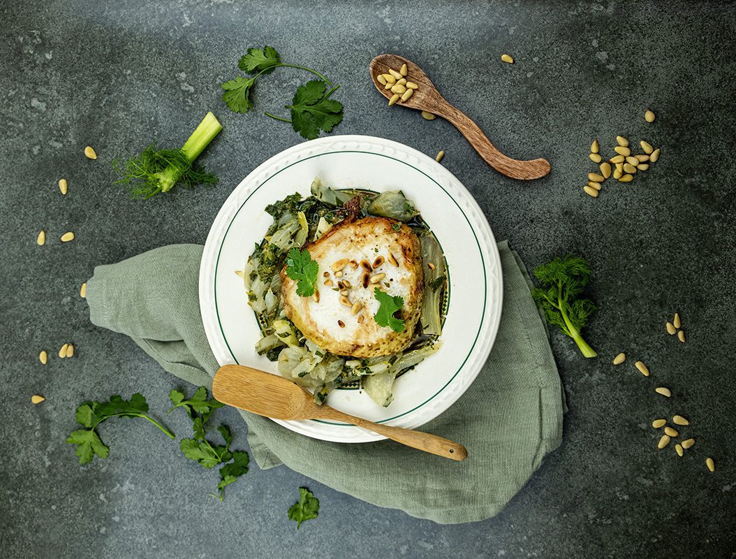 Gebakken knolselderij met koriander- en venkelsaus