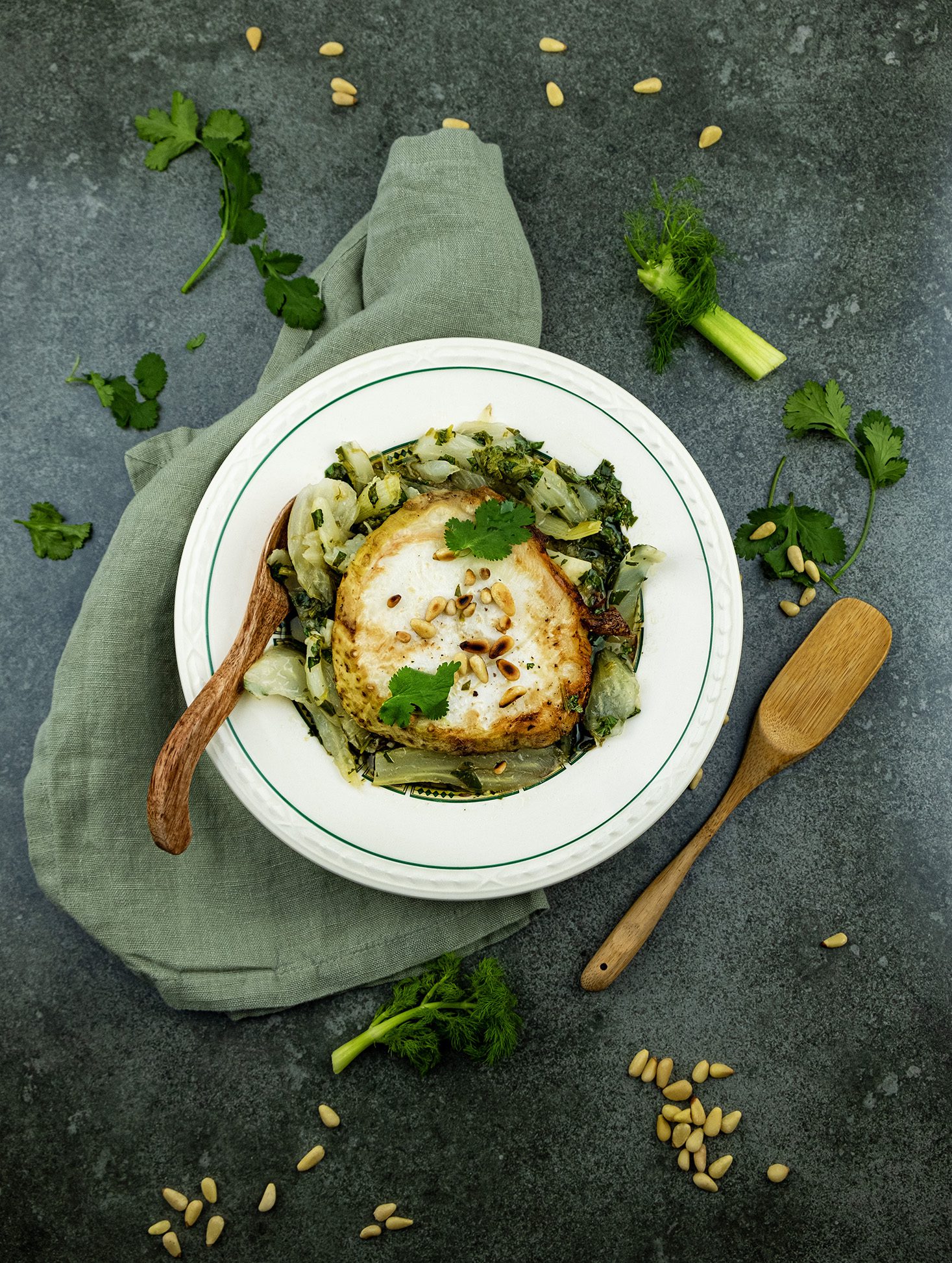 Gebakken knolselderij met koriander- en venkelsaus