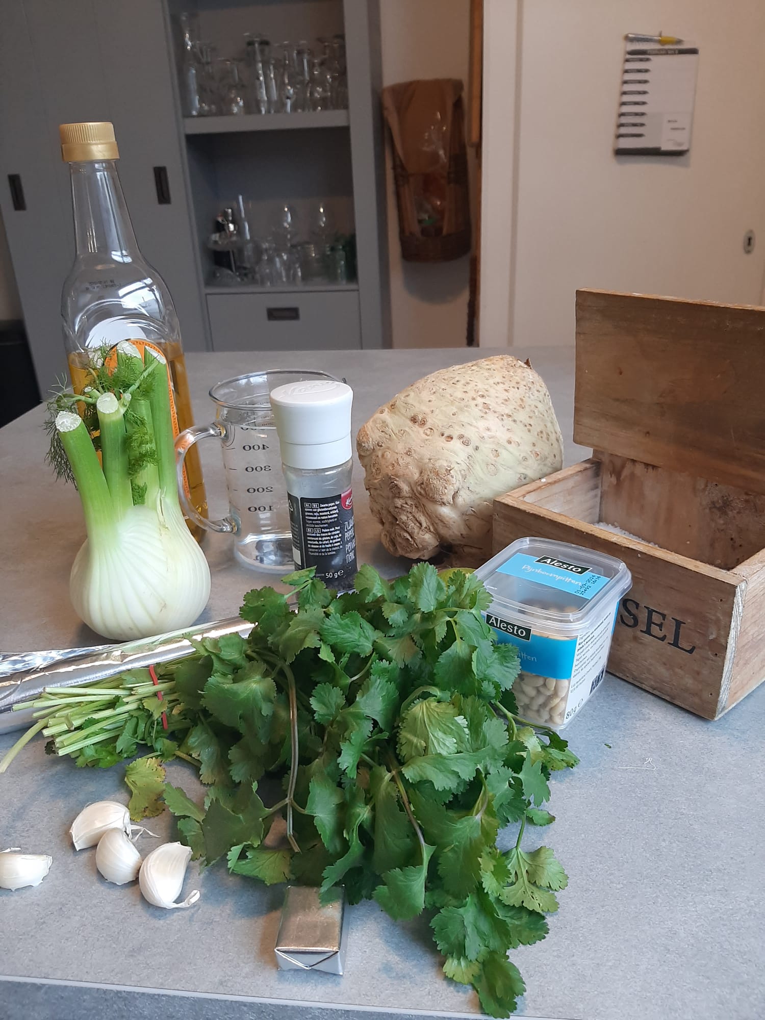 Ingrediënten voor 2 a 3 personen Gebakken knolselderij met koriander- en venkelsaus