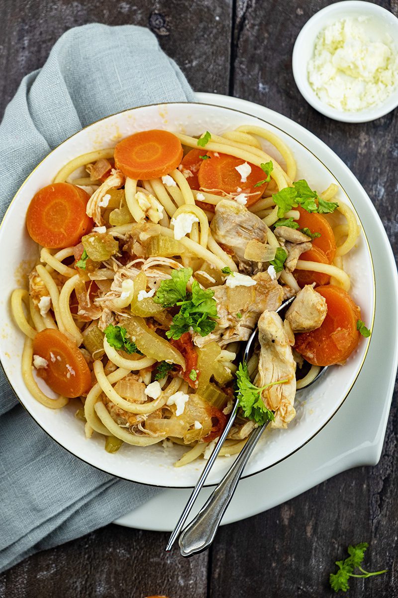 Kippendijen stoofpotje met pasta
