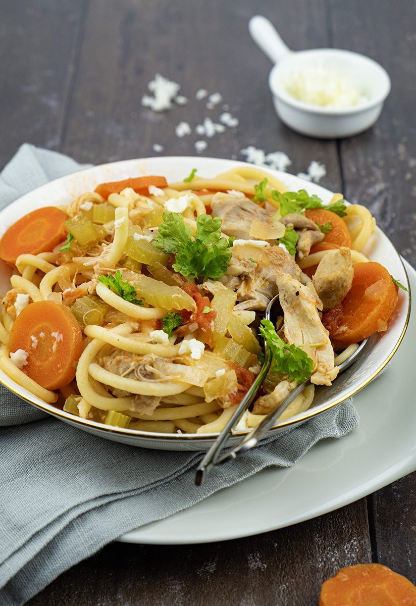Kippendijen stoofpotje met pasta