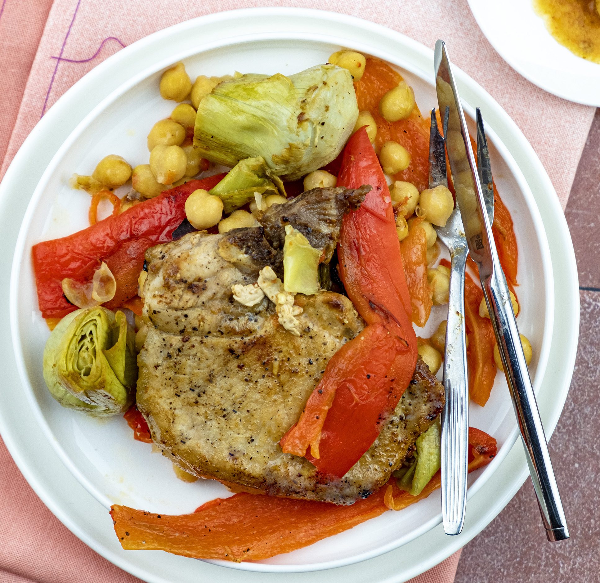 Ribkarbonades met puntpaprika’s en artisjokken