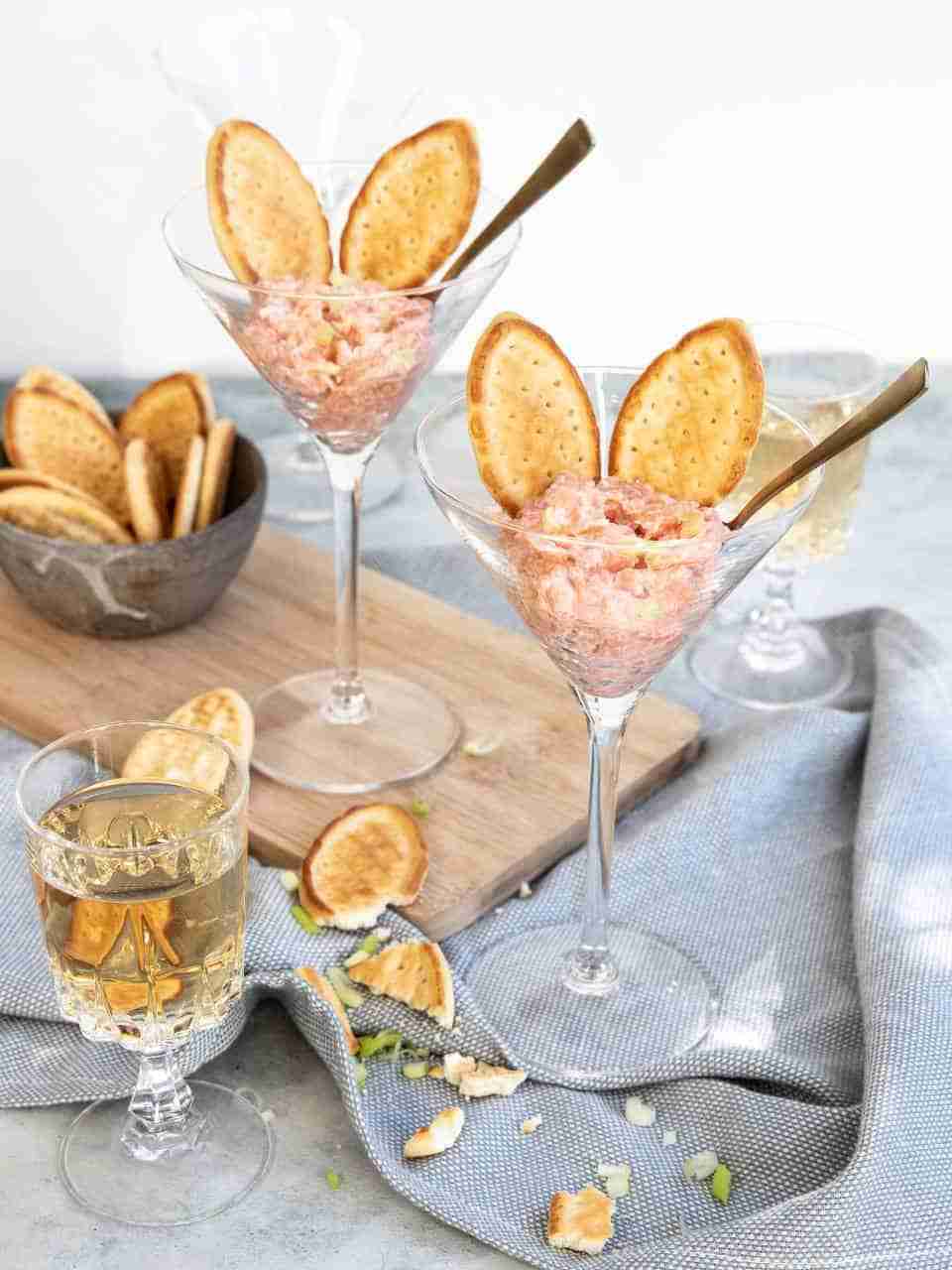 Amuse gerookte zalmtartaar met limoncello - Lekker eten met Linda Amuse gerookte zalmtartaar met limoncello