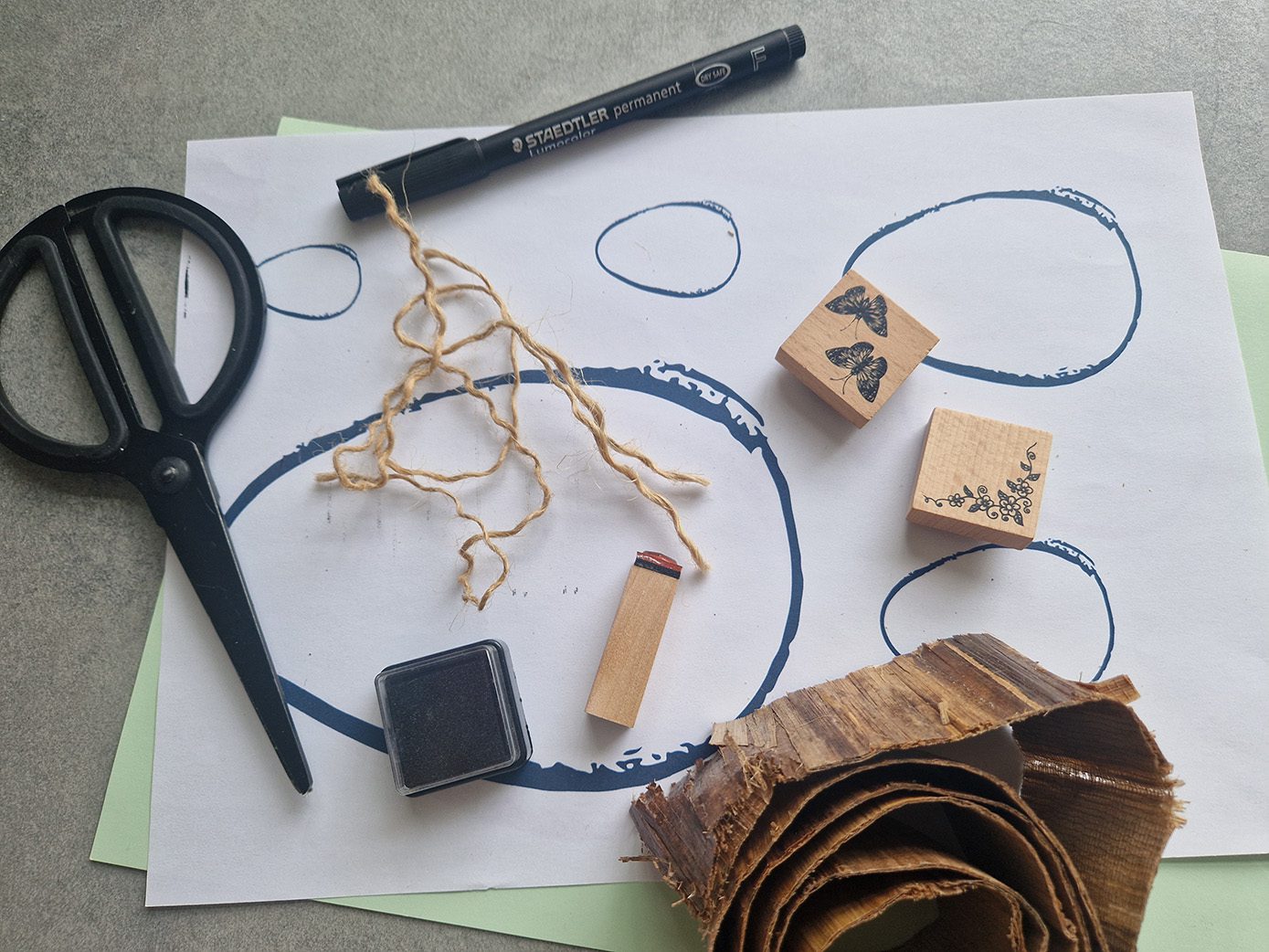 Benodigdheden: DIY paashangers van berkenschors