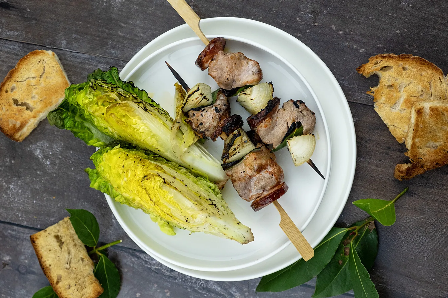 varkenshaasspiesjes met romanasla op de Shichirin