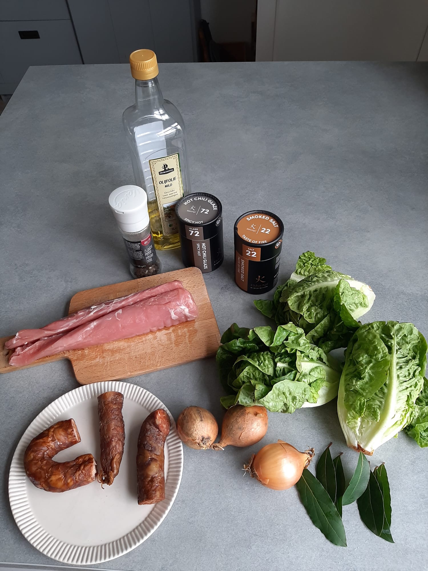 Ingrediënten voor 2 a 3 personen Varkenshaasspiesjes met romanasla