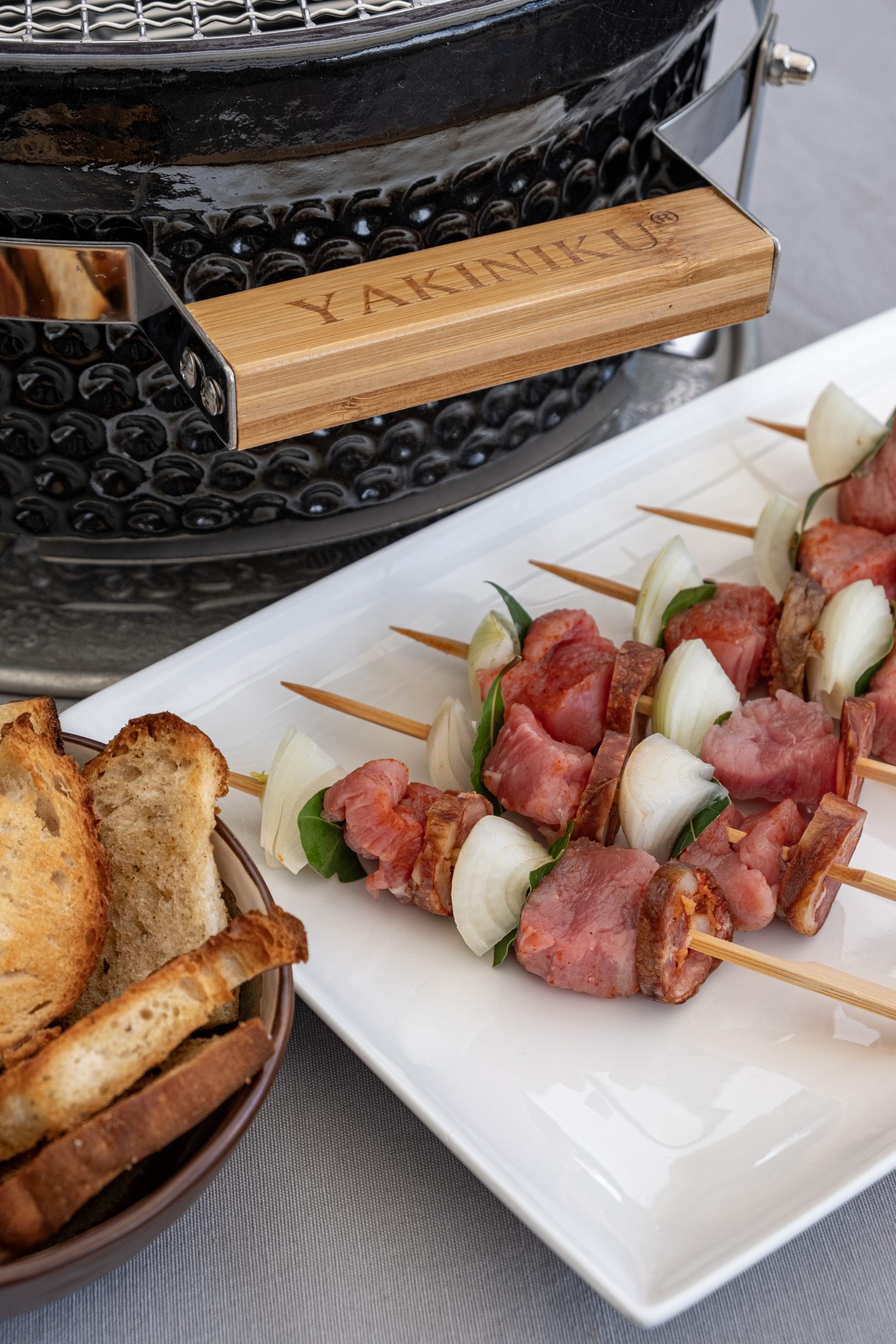 Varkenshaasspiesjes met romanasla op de Shichirin