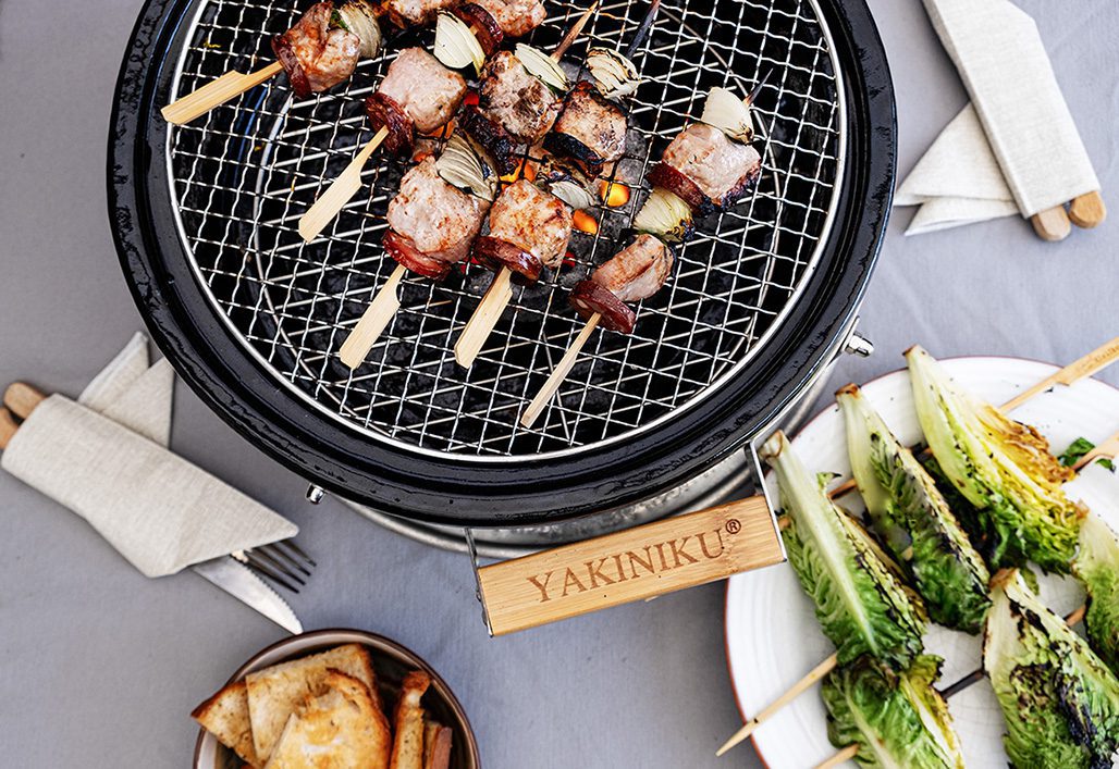 Varkenshaasspiesjes met romanasla op de Shichirin