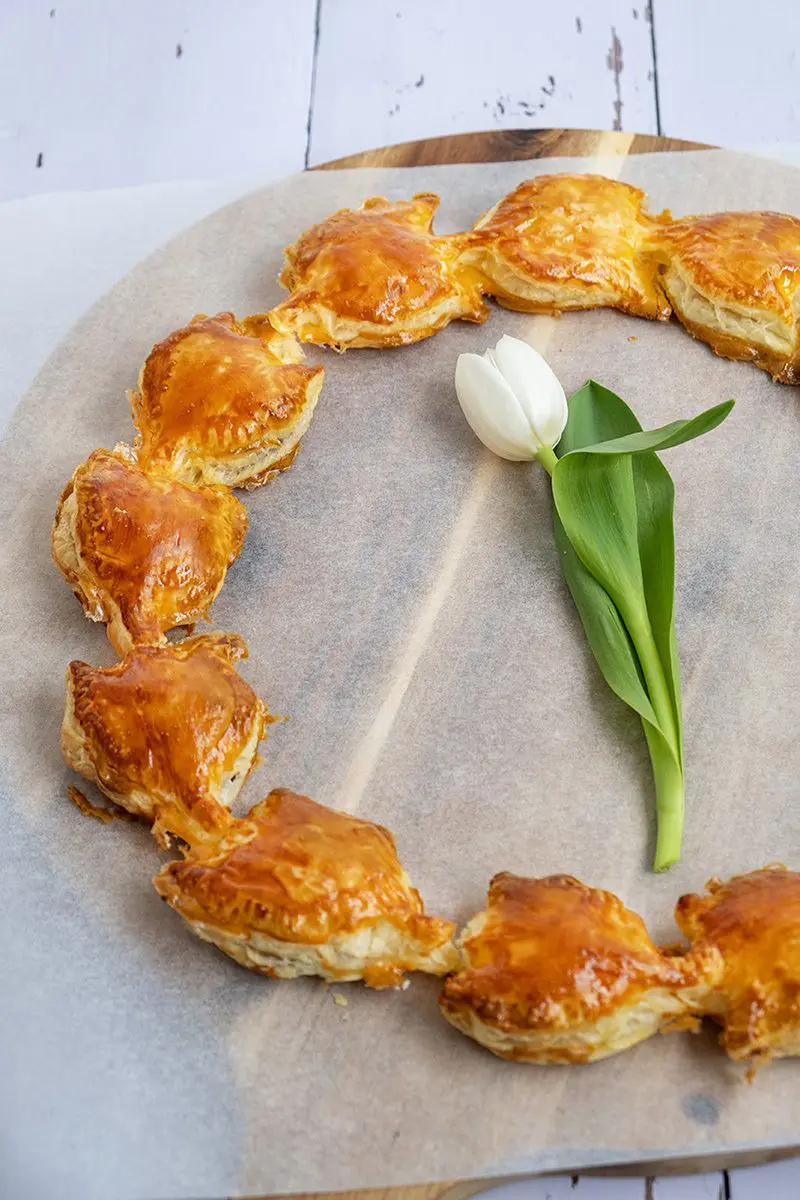 Lente bladerdeegkrans met chocolade