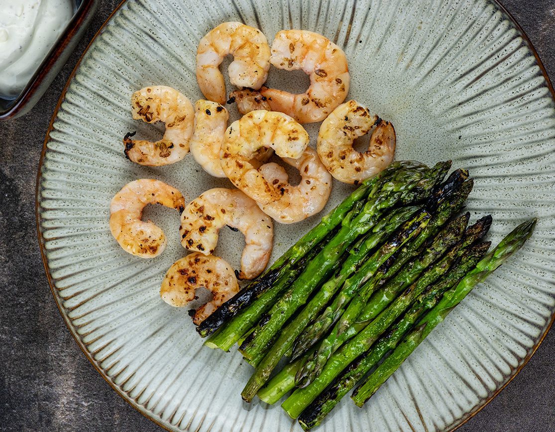 Garnalen met groene aspergetips op de Yakiniku