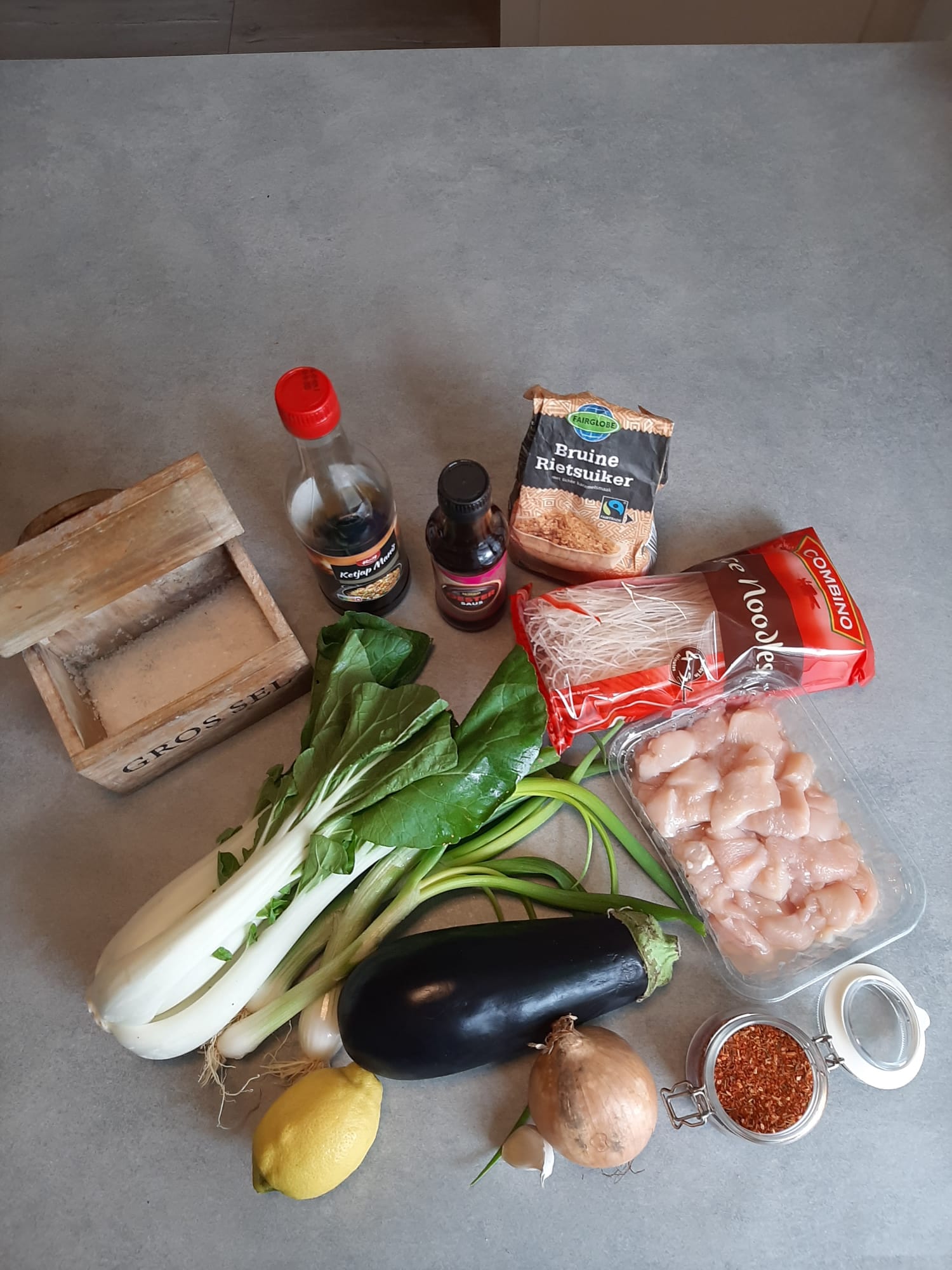 Ingrediënten voor 2 a 3 personen Wok gerecht met kipfiletreepjes en paksoi