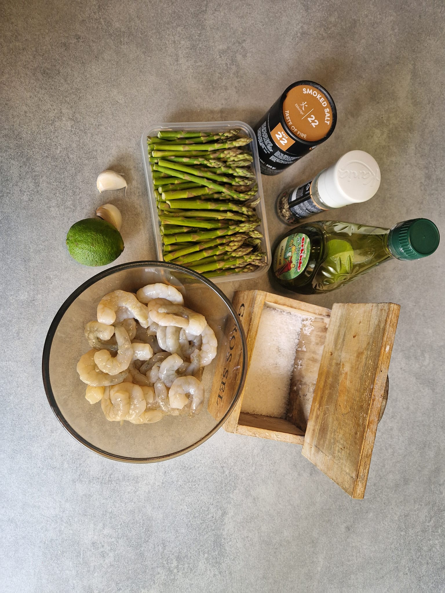 Ingrediënten voor 2 personen Garnalen met groene aspergetips op de Yakiniku