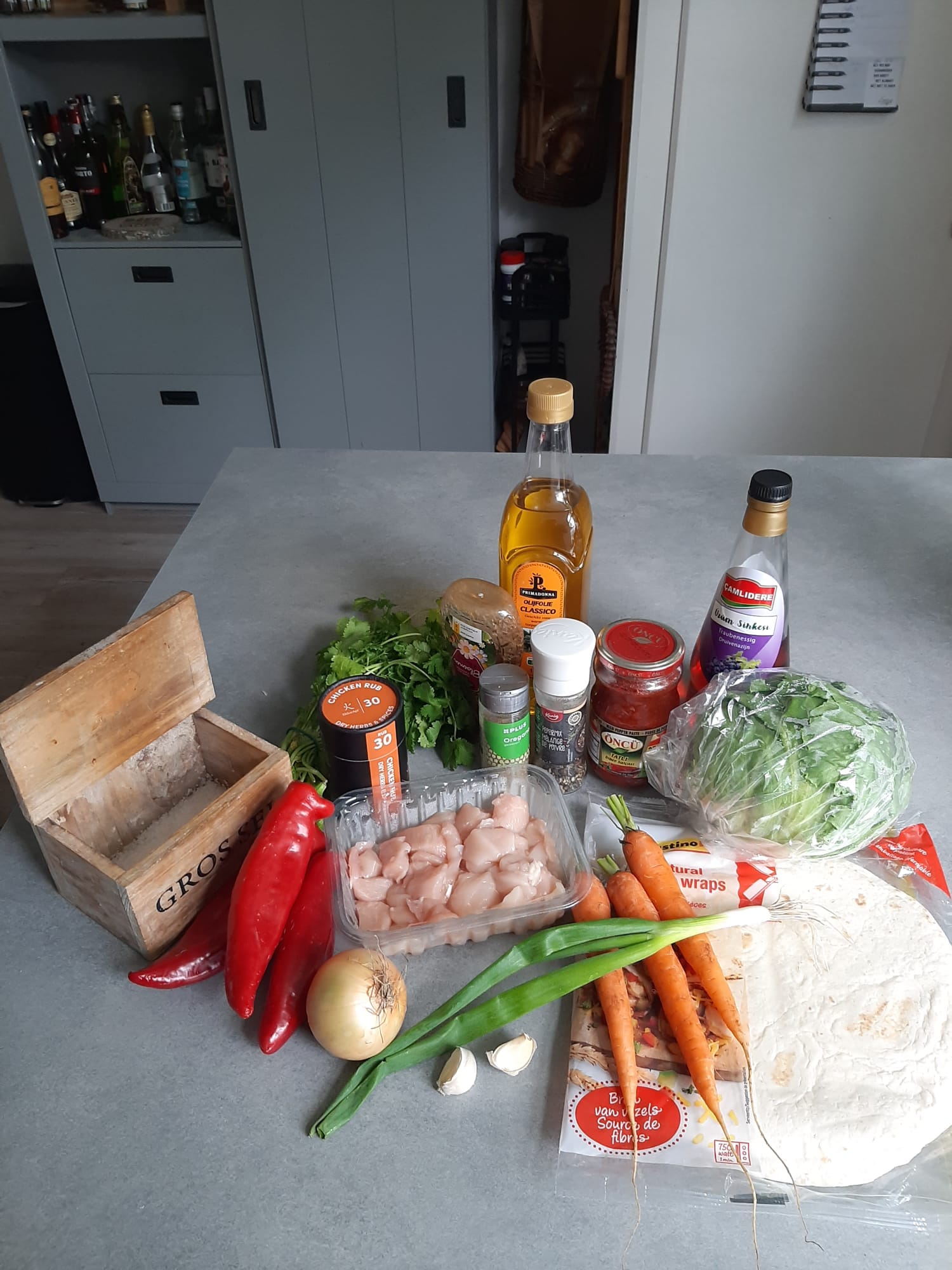 Ingrediënten voor 2 personen Wraps met kipfiletreepjes