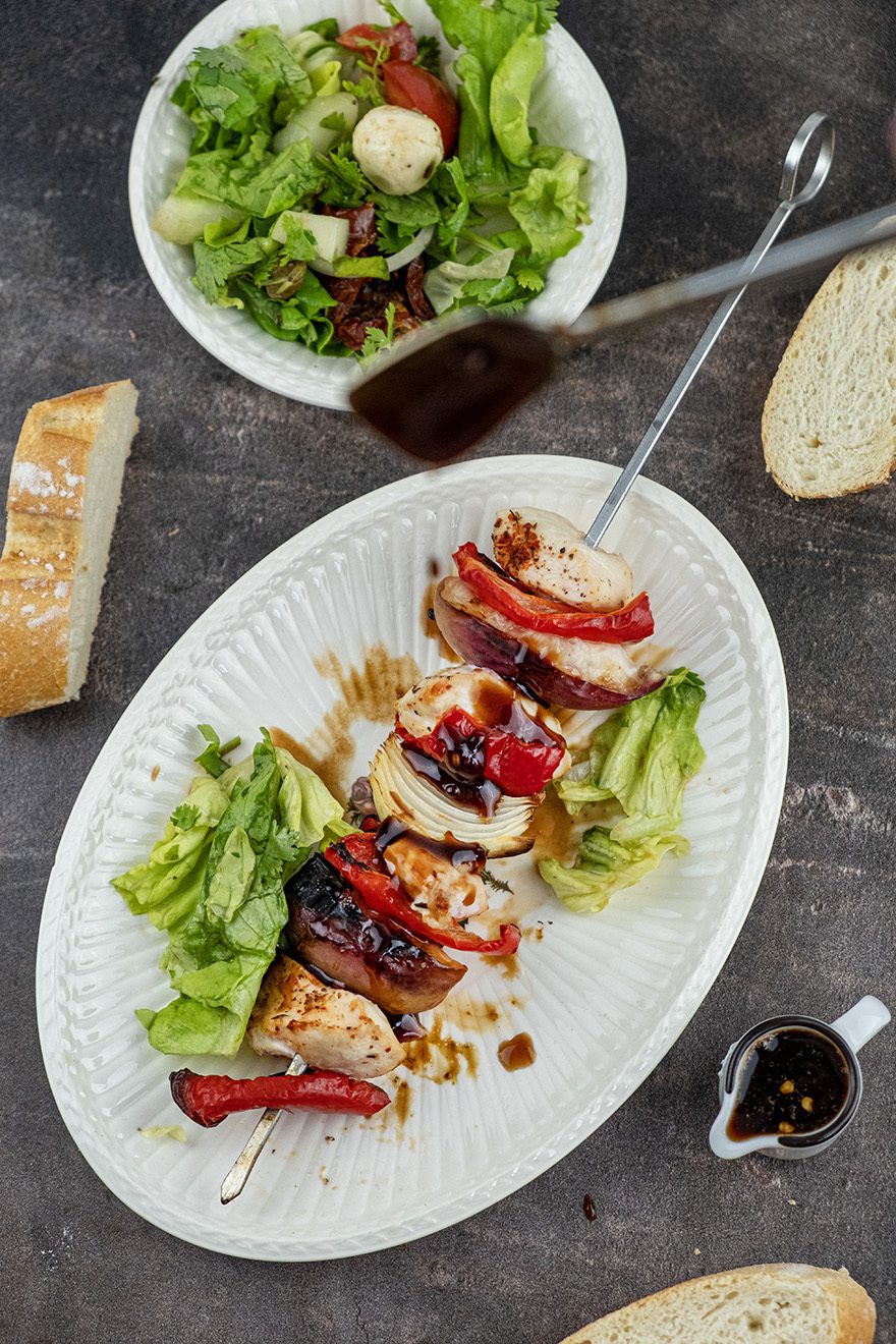 Kipspiesen met zelfgemaakte zoete chilisaus