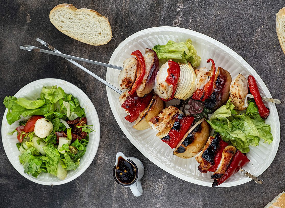 Kipspiesen met zelfgemaakte zoete chilisaus