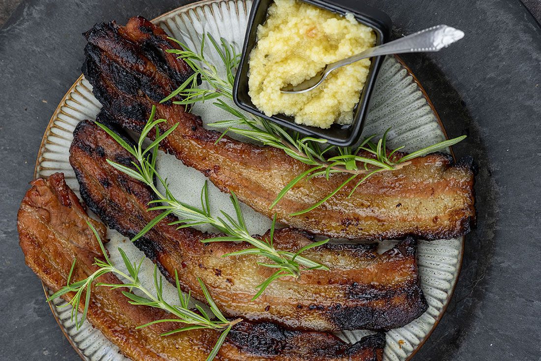 Speklapjes in zelfgemaakte marinade op de kamado