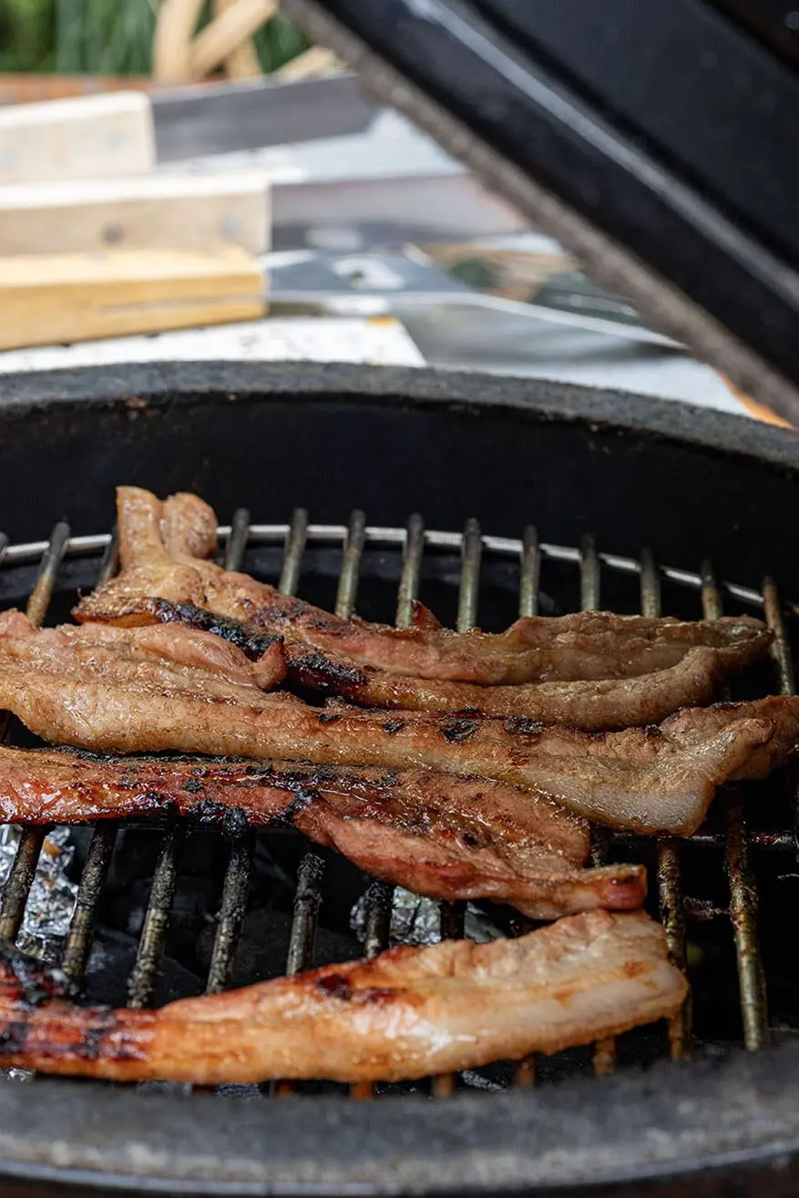 Speklapjes in zelfgemaakte marinade op de kamado