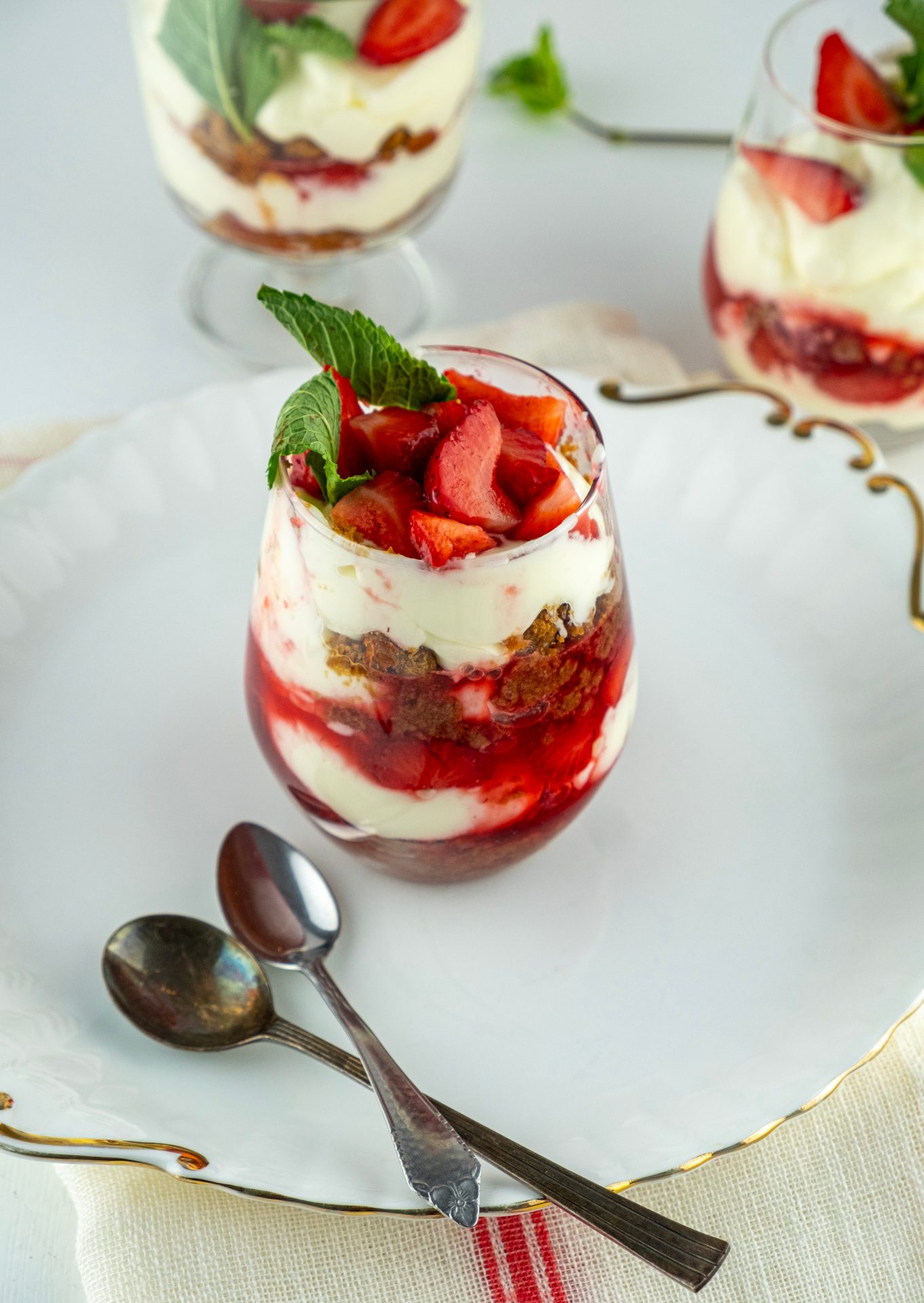 Zomers dessert met aardbeien en speculoosbiscuit