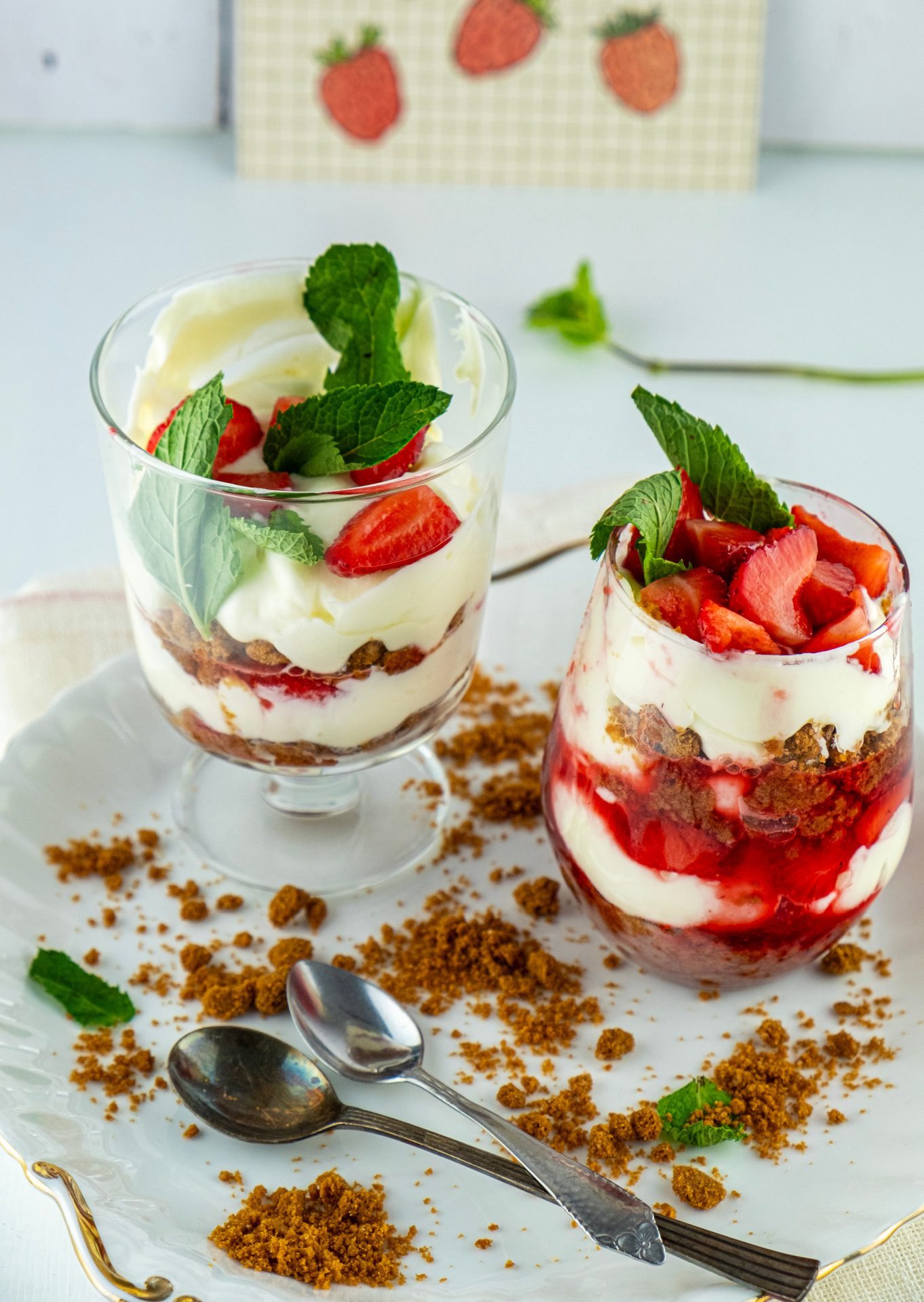 Zomers dessert met aardbeien en speculoosbiscuit