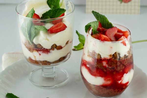 Zomers dessert met aardbeien en speculoosbiscuit