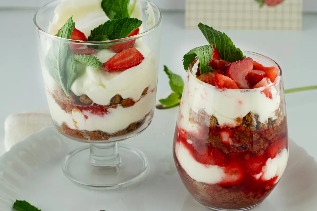 Zomers dessert met aardbeien en speculoosbiscuit