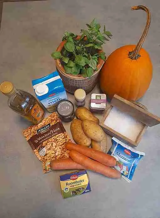 Ingrediënten voor 3 personen Pompoen winterpeen stamppot met walnoten en mozzarella