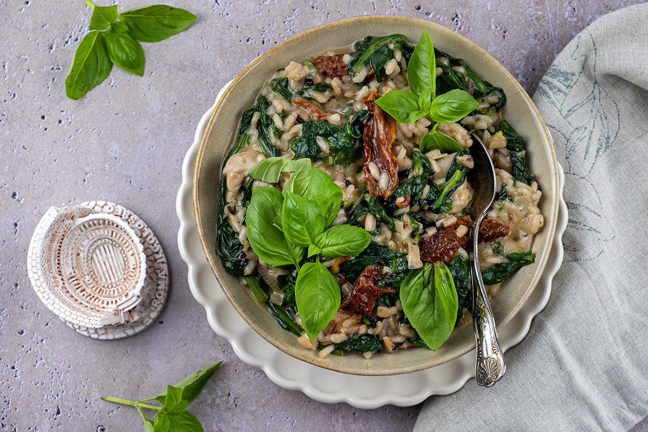Kippendijen met risotto en verse spinazie