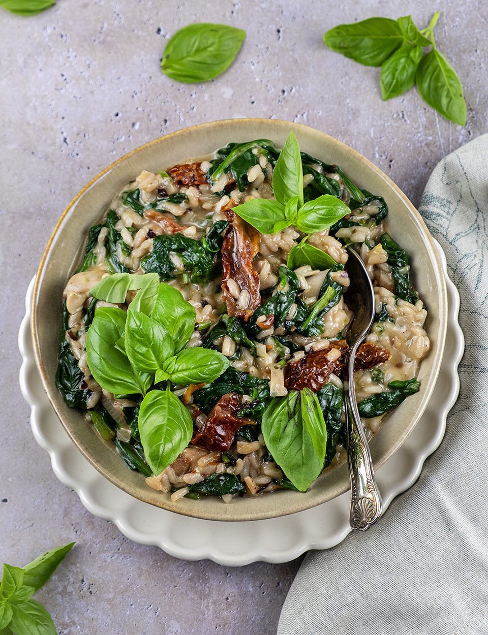 Kippendijen met risotto en verse spinazie