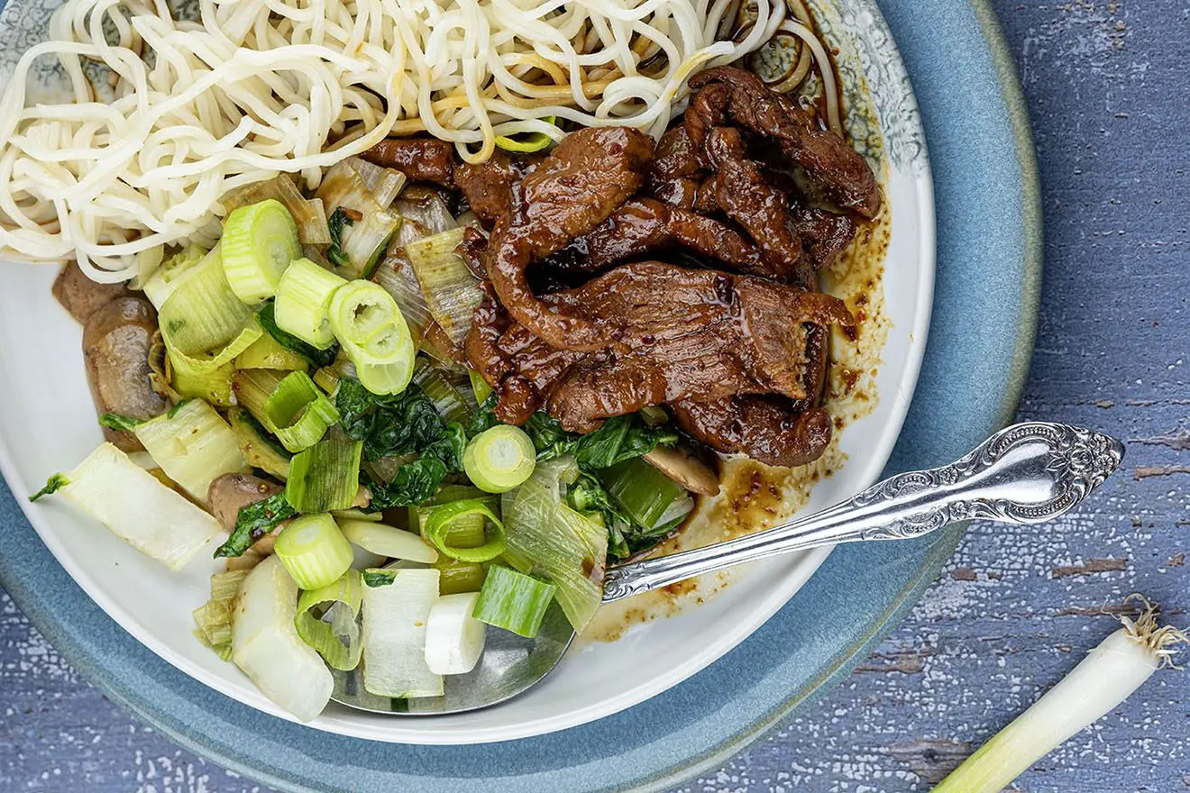 Kip ketjap met noedels en groente