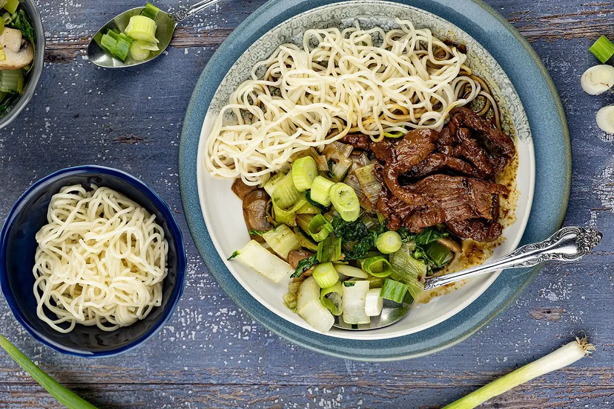 Kip ketjap met noedels en groente