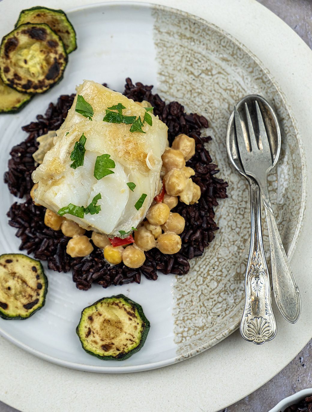 Bacalhau met zwarte rijst en kokosmelk