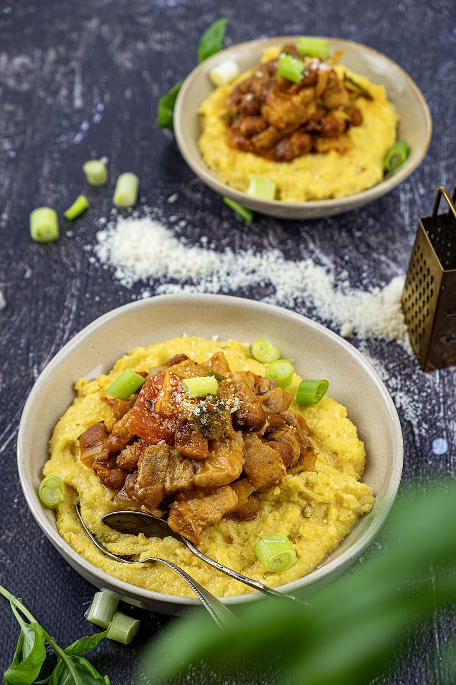 Bruine bonenschotel met polenta