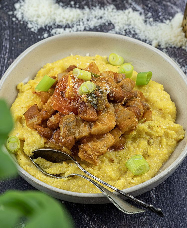 Bruine bonenschotel met polenta