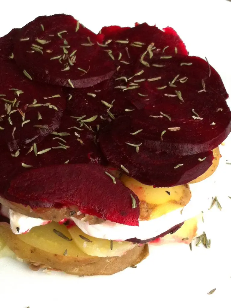 Stapeltaartje met aardappel, gepofte biet en geitenkaas