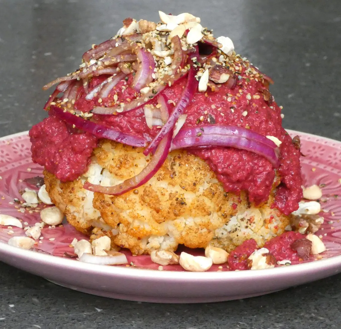 gegrilde bloemkool met tahin bietensaus en ingelegde ui