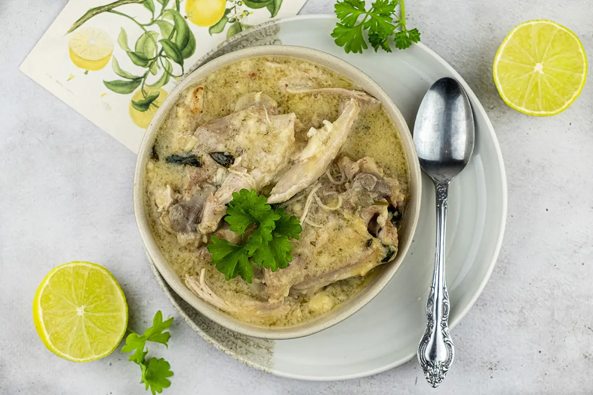 |voeg je de kippendijen|Laat het geheel nu voor 40 minuten pruttelen.|heb je de tijd om een saus te maken|Blijf enkele minuten roeren tot je een mooie egale saus hebt.|Frango de fricassé|Braadstuk van kippendijen op Portugese manier|Braadstuk van kippendijen op Portugese manier