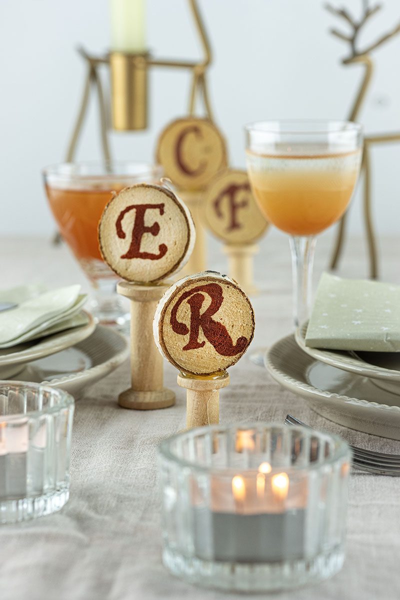 |Plak er meteen het houten schijfje op.|Diy gepersonaliseerde naambordjes |Diy gepersonaliseerde naambordjes |Diy gepersonaliseerde naambordjes |