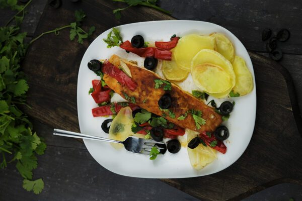 zoete puntpaprika’s en laurierbladeren|Als je zalm klaar is|Gefrituurde zalm uit de oven|Gefrituurde zalm uit de oven|Ingrediënten voor 2 personen: Gefrituurde zalm uit de oven