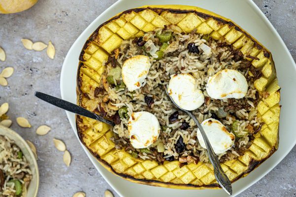 noten en geitenkaas|Gevulde pompoen met gehakt||Gevulde pompoen met gehakt|Snijdt een pompoen in de lengte doormidden en verwijder de pitten en draden||Gril nu de pompoen in de oven voor 30 a 35 minuten.|Hier bak je het gehakt rul.||Gevulde pompoen met gehakt