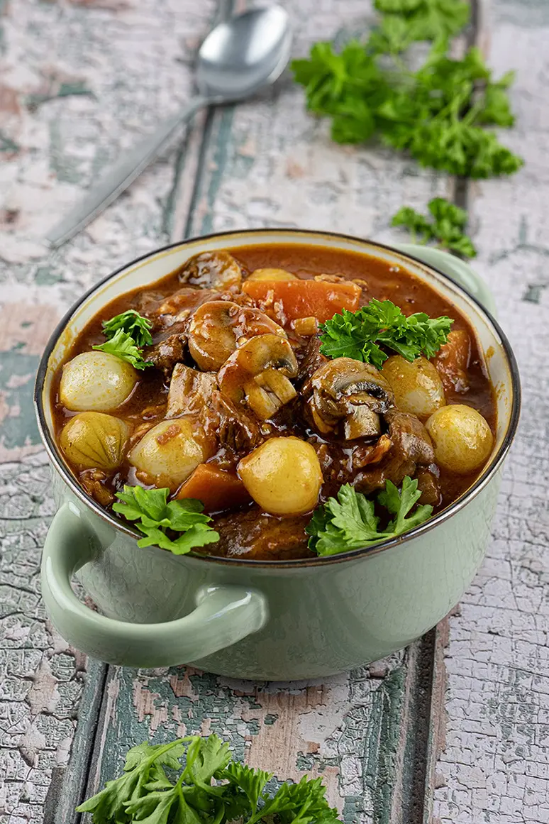 sjalotten en knoflook|Voeg dan de tomatenpuree en tarwebloem toe.|Zet de slow cooker nu aan voor 6 a 7 uren.|De champignons doe je het laatste half uur samen met de zilveruitjes in de slow cooker.|Heerlijke Boeuf Bourguignon|Heerlijke Boeuf Bourguignon voor de Slow Cooker|Heerlijke Boeuf Bourguignon voor de Slow Cooker|