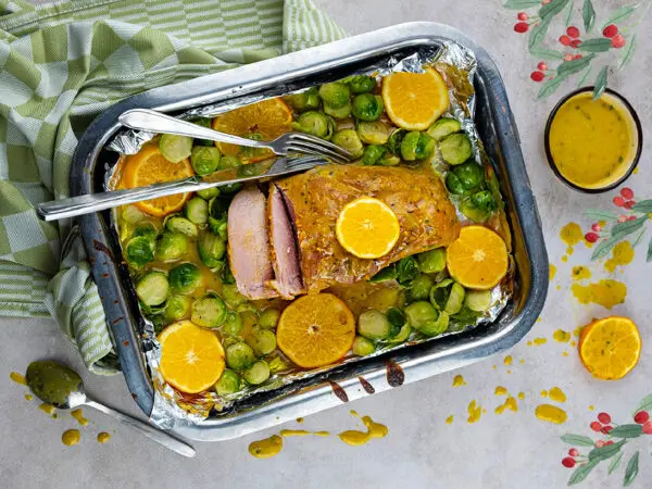 doe de spruitjes in een ovenschaal|Snijdt de mandarijnen in schijfjes|Luxe beenham met sinaasappel honing mosterdsaus|Ingrediënten voor 3 personen Luxe beenham met sinaasappel