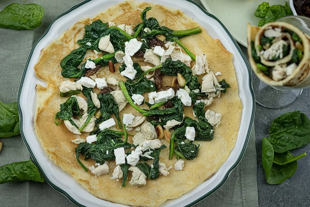 Pannenkoeken met kipfilet, spinazie en fetakaas.