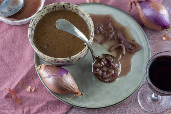 aan de slag|Rode wijnsaus zelf maken is vrij eenvoudig en het resultaat is verrassend lekker.